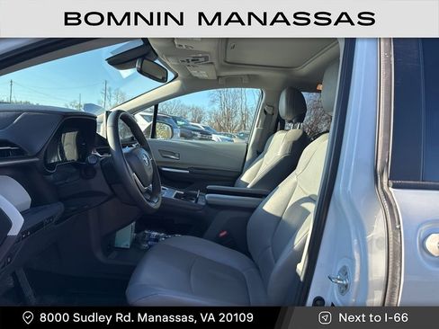 Used 2022 Toyota Sienna XLE image 5