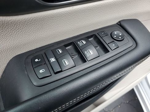 Used 2024 Chrysler Pacifica Touring-L FWD image 24