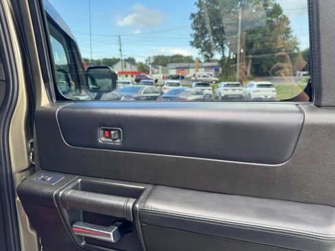 Used 2005 HUMMER H2 w/ Preferred Equipment Group AWD/4WD image 29