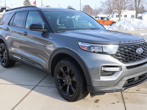 Used 2023 Ford Explorer ST-Line w/ Class IV Trailer Tow Package image 3