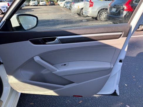 Used 2018 Volkswagen Passat 2.0T SE image 18