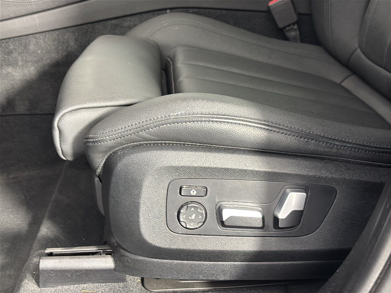 Used 2021 BMW X5 sDrive40i w/ Executive Package RWD image 16