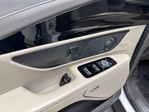 Used 2025 Lincoln Nautilus Reserve AWD/4WD image 32