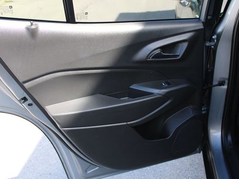 Used 2025 Chevrolet Trax LT w/ LT Convenience Package FWD image 32