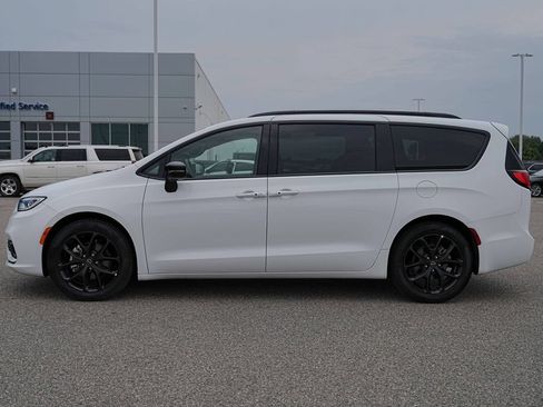 Used 2025 Chrysler Pacifica Limited FWD image 10