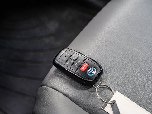 Used 2023 Toyota Sienna XLE FWD image 22