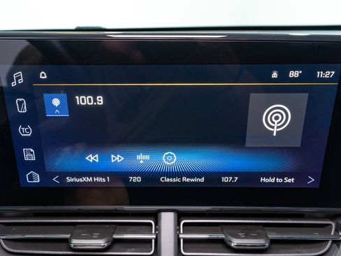 Used 2025 Chevrolet Trax RS FWD image 16