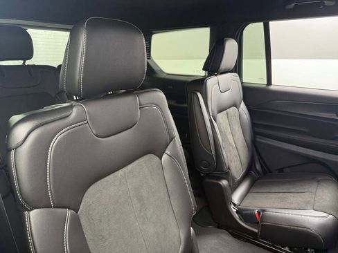 New 2025 Jeep Grand Cherokee L Laredo image 19