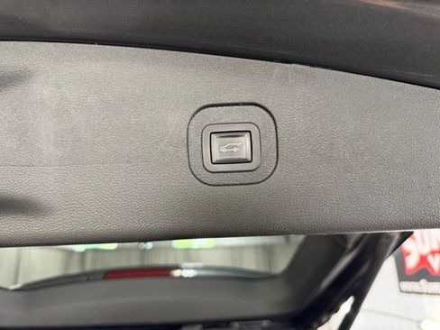 Used 2017 Chevrolet Equinox Premier w/ Enhanced Convenience Package AWD/4WD image 18