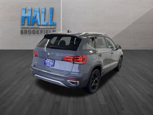 Certified 2022 Volkswagen Taos SE w/ Panoramic Sunroof Package image 6