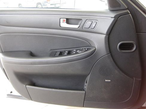 Used 2013 Hyundai Genesis 3.8 w/ Technology Pkg RWD image 21