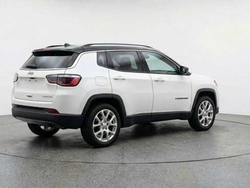 Used 2025 Jeep Compass Limited image 9