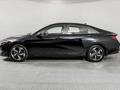 Used 2023 Hyundai Elantra SEL w/ Convenience Package FWD image 3
