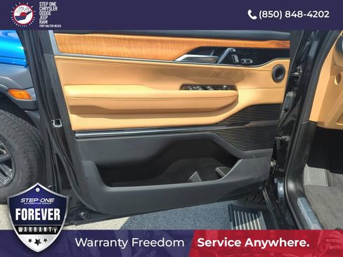 Used 2023 Jeep Grand Wagoneer Series III AWD/4WD image 17