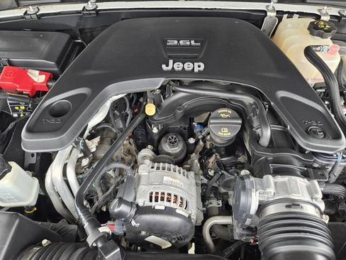 Used 2019 Jeep Wrangler Unlimited Sahara AWD/4WD image 30