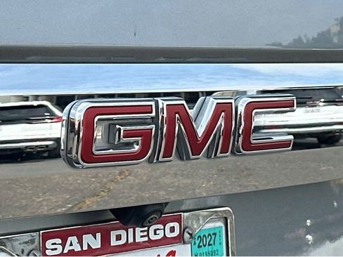 Certified 2024 GMC Yukon XL SLT w/ SLT Premium Package RWD image 4