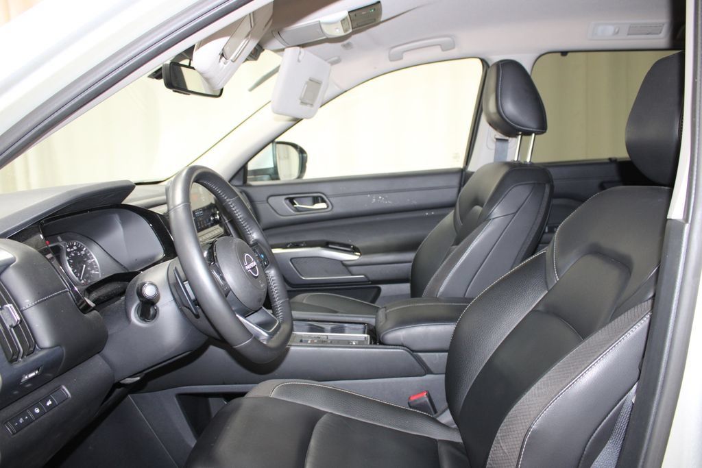 Used 2025 Nissan Pathfinder SL FWD image 13