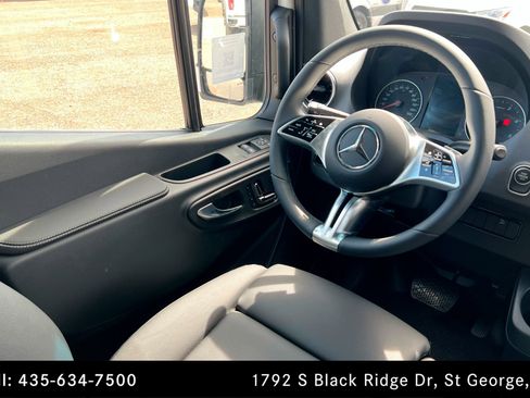 Used 2025 Mercedes-Benz Sprinter 2500 image 11