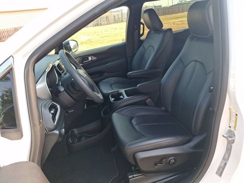Certified 2025 Chrysler Pacifica Select AWD/4WD image 19