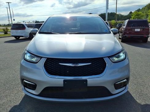 Used 2023 Chrysler Pacifica Touring-L FWD image 13