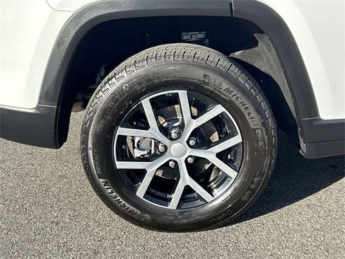 Certified 2024 Jeep Grand Cherokee Limited image 12