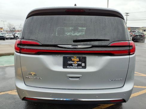 Used 2024 Chrysler Pacifica Limited image 11