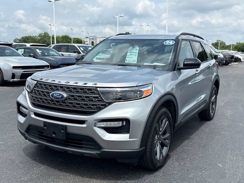 Used 2024 Ford Explorer XLT w/ XLT Sport Appearance Package AWD/4WD image 7