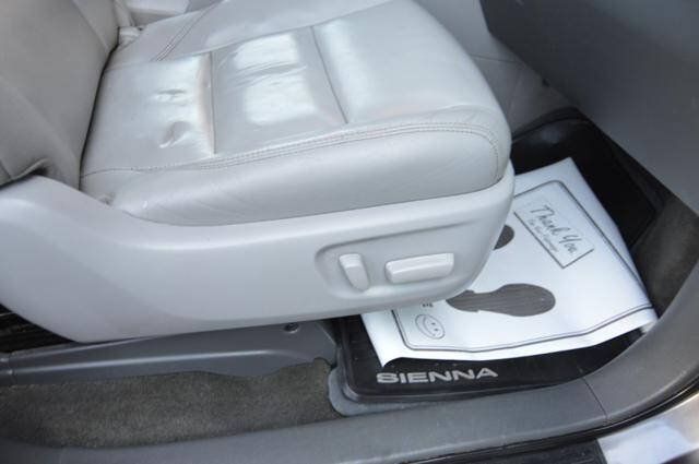 Used 2015 Toyota Sienna XLE Premium AWD/4WD image 35