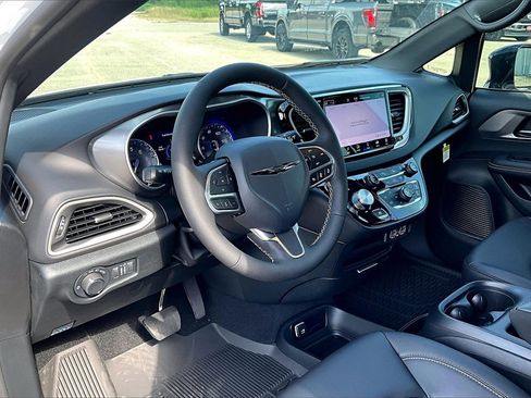New 2025 Chrysler Voyager LX image 5