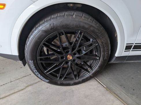 Used 2025 Porsche Cayenne image 14