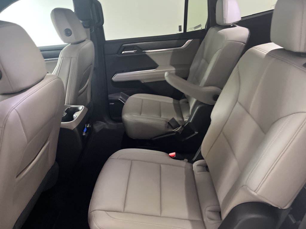 Used 2026 GMC Acadia Elevation w/ Elevation Premium Package FWD image 13