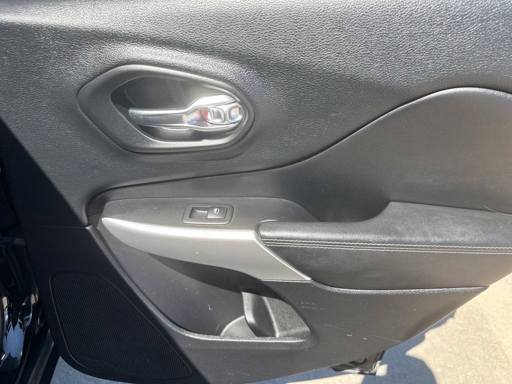 Used 2018 Jeep Cherokee Latitude Plus w/ Cold Weather Group AWD/4WD image 29
