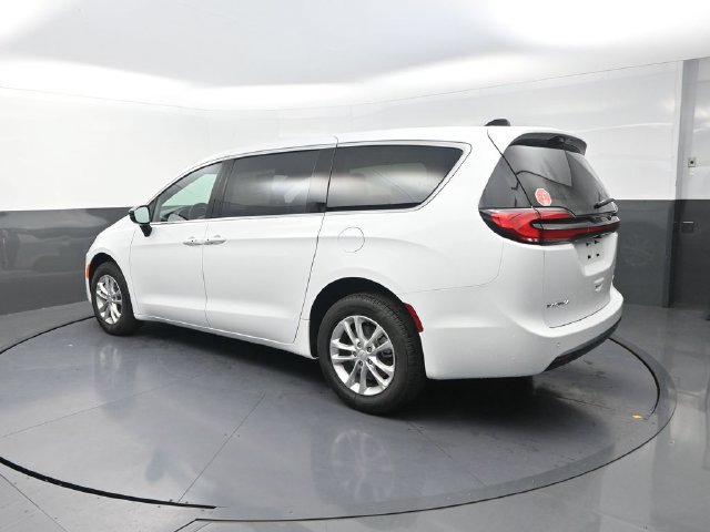 New 2027 Chrysler Pacifica Select AWD/4WD image 6