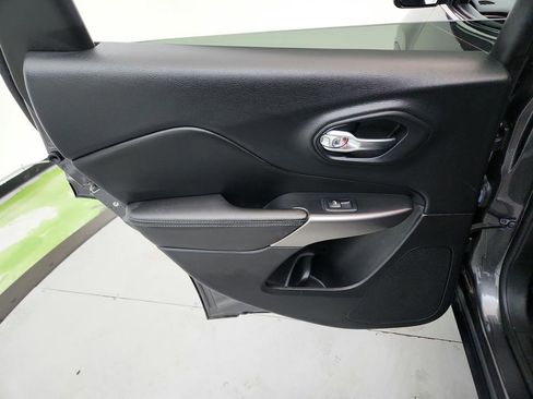 Used 2019 Jeep Cherokee Limited image 23