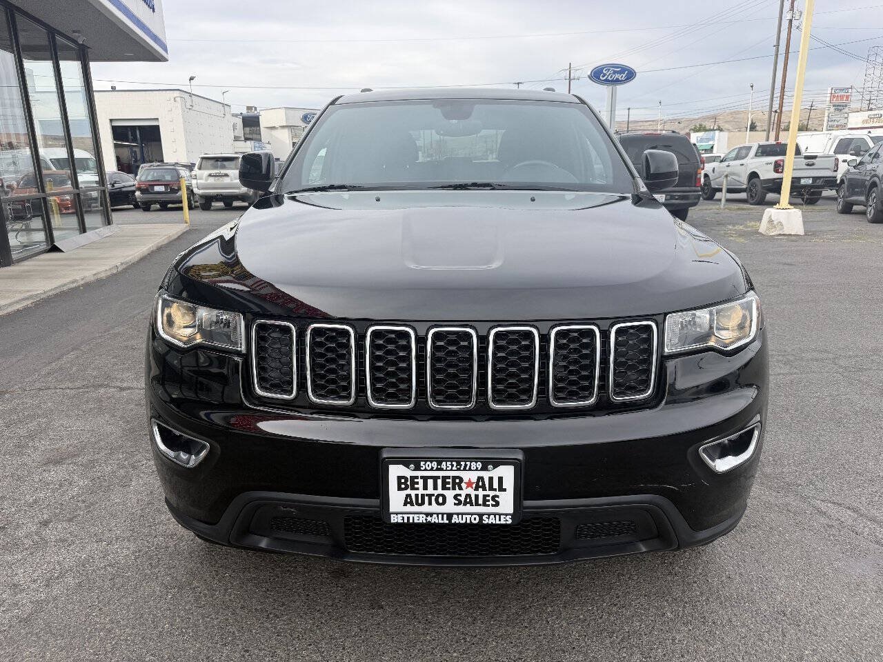 Used 2018 Jeep Grand Cherokee Laredo AWD/4WD image 2