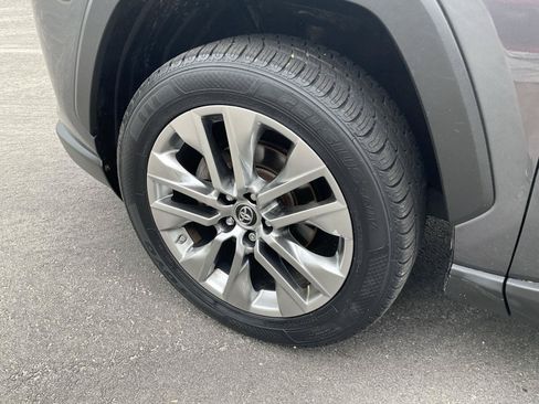 Used 2019 Toyota RAV4 XLE Premium w/ Cold Weather Package AWD/4WD image 9