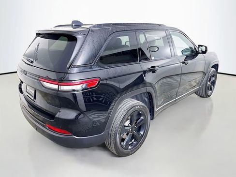 Used 2023 Jeep Grand Cherokee Altitude image 7