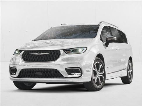 Used 2025 Chrysler Pacifica Limited image 1