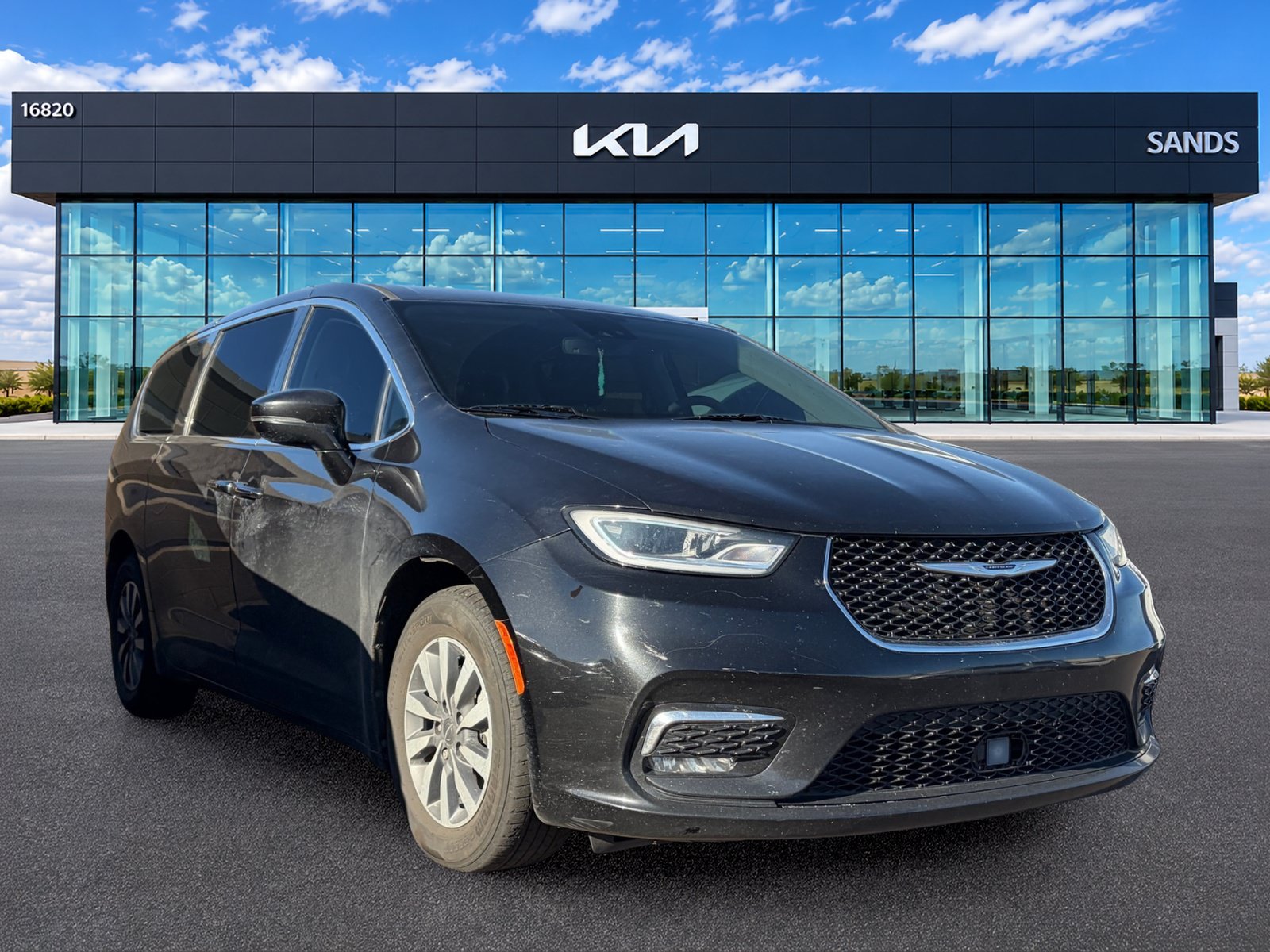 Used 2022 Chrysler Pacifica Touring-L FWD image 2