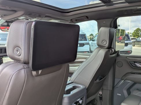 Used 2023 GMC Yukon XL Denali w/ Advanced Technology Package AWD/4WD image 16