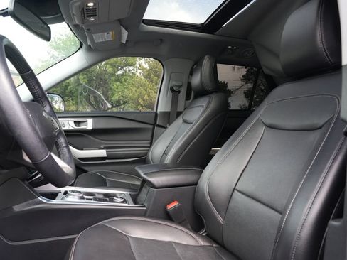 Used 2021 Ford Explorer Limited w/ Hybrid Equipment Group 310A AWD/4WD image 17