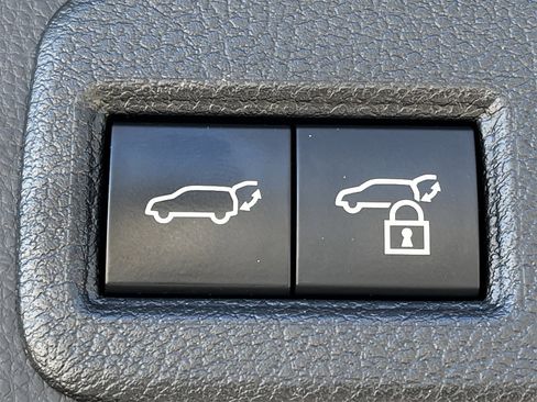 Used 2023 Toyota Venza Limited image 28