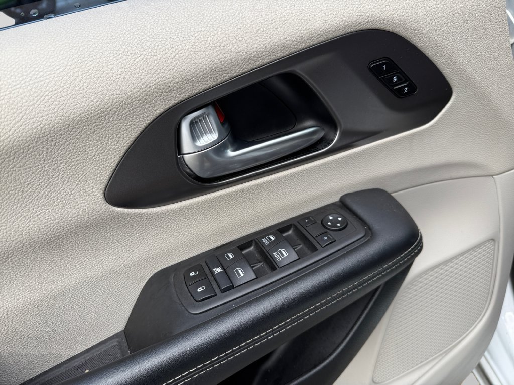 Used 2024 Chrysler Pacifica Touring-L FWD image 20
