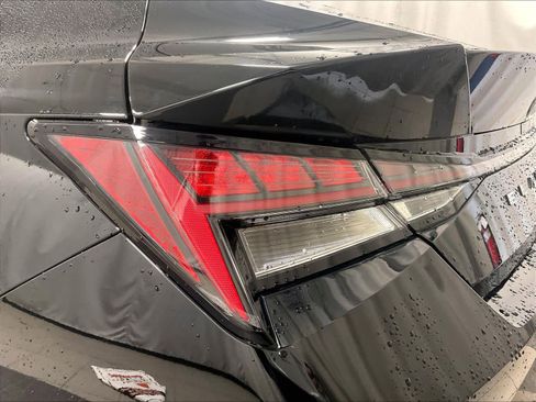 Used 2022 Hyundai Elantra Limited image 34