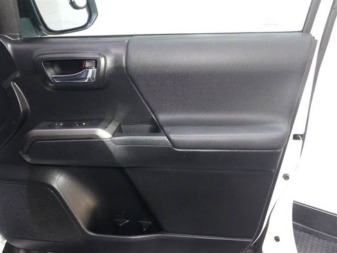 Used 2018 Toyota Tacoma TRD Sport AWD/4WD image 17