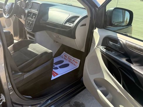 Used 2019 Dodge Grand Caravan SE w/ UConnect Hands-Free Group image 23