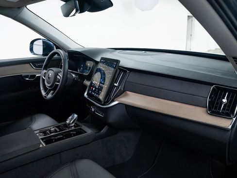 Used 2025 Volvo XC90 B6 Plus image 25