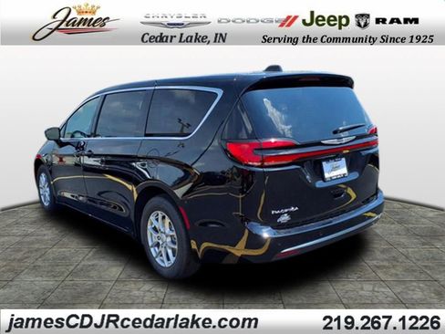 New 2026 Chrysler Pacifica Select image 3