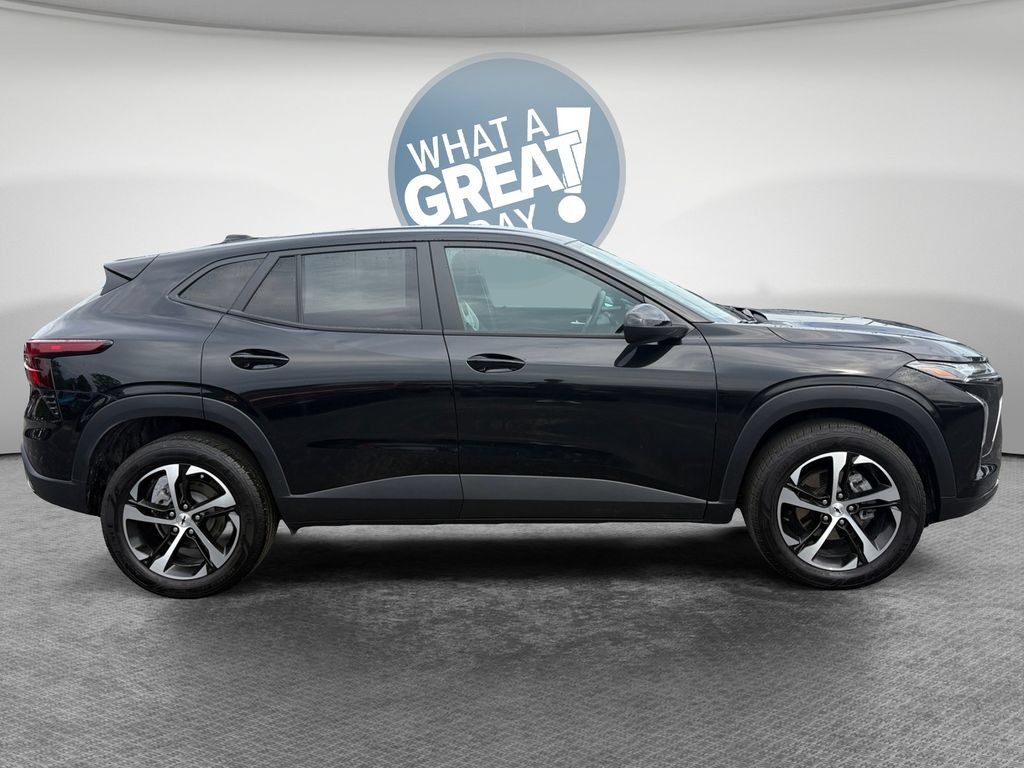 Used 2024 Chevrolet Trax RS w/ Driver Confidence Package FWD image 2