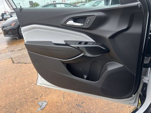 Used 2025 Chevrolet Trax LT FWD image 18